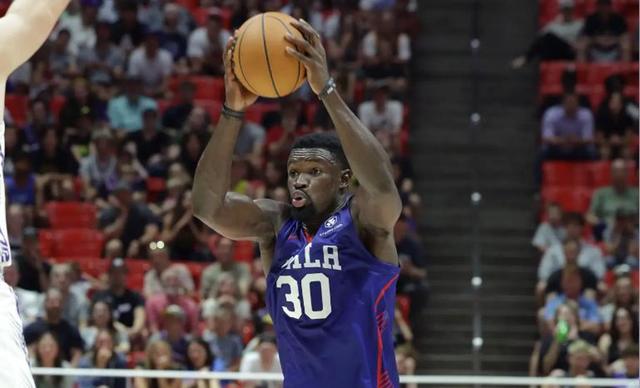 76人新秀表现惊艳，全场观众掌声不断，北京正在全国.